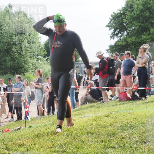 15.06.2025 - 27. Vierlanden-Triathlon KatJ http://msf.ph/oto/8011139 15.06.2025 10:11:10 Schwimmen 451 meine-sportfotos.de