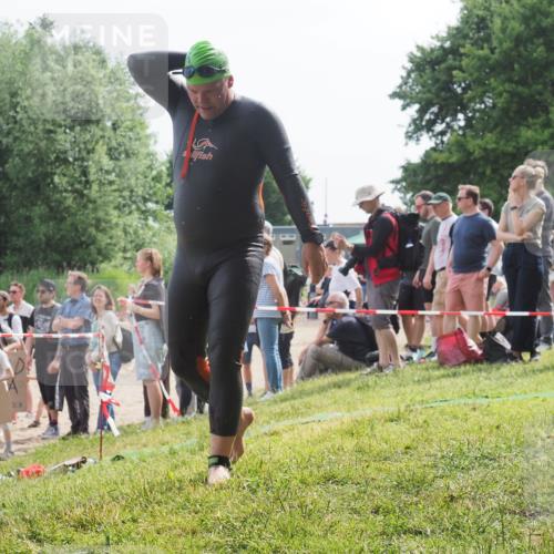 15.06.2025 - 27. Vierlanden-Triathlon KatJ http://msf.ph/oto/8011148 15.06.2025 10:11:10 Schwimmen 451 meine-sportfotos.de