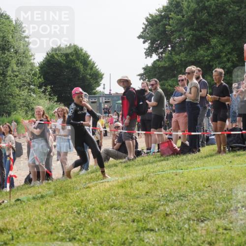 15.06.2025 - 27. Vierlanden-Triathlon KatJ http://msf.ph/oto/8011153 15.06.2025 10:12:51 Schwimmen 625 meine-sportfotos.de