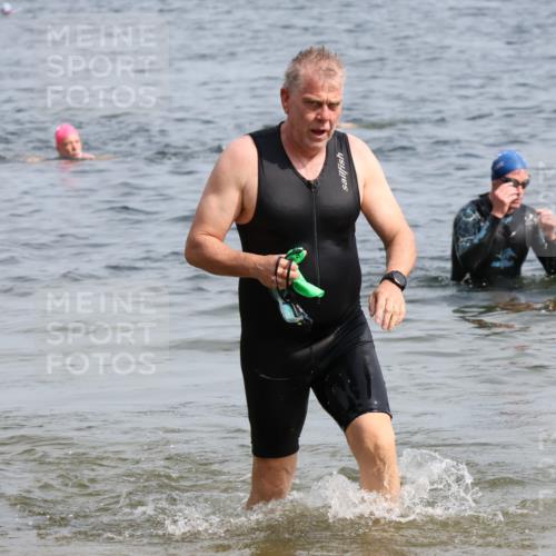 15.06.2025 - 27. Vierlanden-Triathlon Lena Gebhardt http://msf.ph/oto/8011159 15.06.2025 10:07:59 Schwimmen 373, 395, 403, 407 meine-sportfotos.de