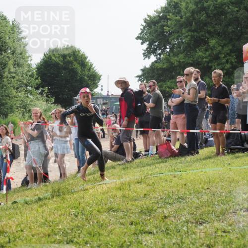 15.06.2025 - 27. Vierlanden-Triathlon KatJ http://msf.ph/oto/8011162 15.06.2025 10:12:51 Schwimmen 625 meine-sportfotos.de