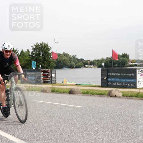15.06.2025 - 27. Vierlanden-Triathlon H.Heesch http://msf.ph/oto/8011176 15.06.2025 11:02:20 Radfahren 104, 557, 713 meine-sportfotos.de