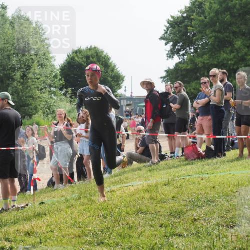 15.06.2025 - 27. Vierlanden-Triathlon KatJ http://msf.ph/oto/8011198 15.06.2025 10:12:52 Schwimmen 625 meine-sportfotos.de
