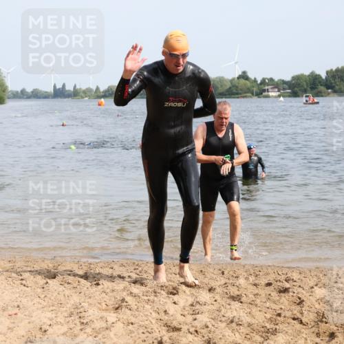 15.06.2025 - 27. Vierlanden-Triathlon Lena Gebhardt http://msf.ph/oto/8011210 15.06.2025 10:08:02 Schwimmen 295, 373, 395, 403, 407 meine-sportfotos.de