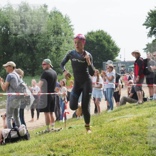 15.06.2025 - 27. Vierlanden-Triathlon KatJ http://msf.ph/oto/8011217 15.06.2025 10:12:52 Schwimmen 625 meine-sportfotos.de