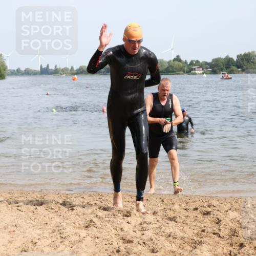 15.06.2025 - 27. Vierlanden-Triathlon Lena Gebhardt http://msf.ph/oto/8011220 15.06.2025 10:08:02 Schwimmen 295, 373, 395, 403, 407 meine-sportfotos.de