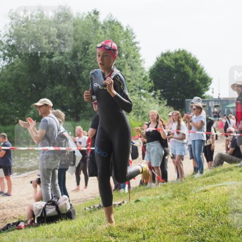 15.06.2025 - 27. Vierlanden-Triathlon KatJ http://msf.ph/oto/8011229 15.06.2025 10:12:53 Schwimmen 625 meine-sportfotos.de