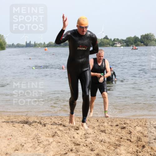 15.06.2025 - 27. Vierlanden-Triathlon Lena Gebhardt http://msf.ph/oto/8011230 15.06.2025 10:08:02 Schwimmen 295, 373, 395, 403, 407 meine-sportfotos.de