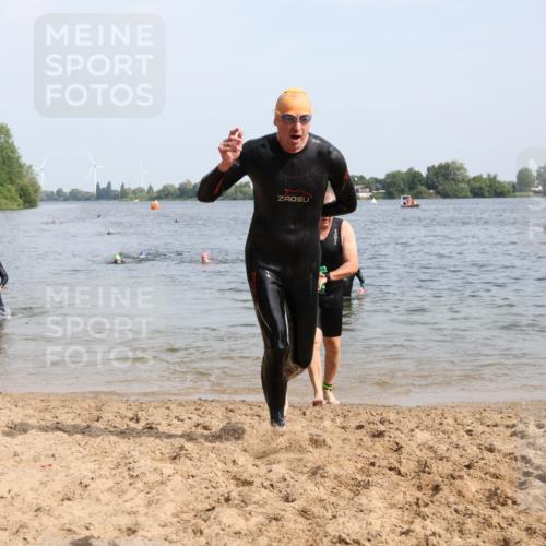 15.06.2025 - 27. Vierlanden-Triathlon Lena Gebhardt http://msf.ph/oto/8011241 15.06.2025 10:08:03 Schwimmen 295, 373, 395, 403, 407 meine-sportfotos.de
