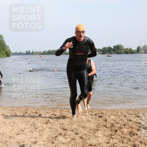 15.06.2025 - 27. Vierlanden-Triathlon Lena Gebhardt http://msf.ph/oto/8011249 15.06.2025 10:08:03 Schwimmen 295, 373, 395, 403, 407 meine-sportfotos.de