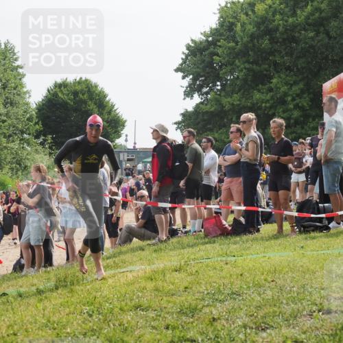 15.06.2025 - 27. Vierlanden-Triathlon KatJ http://msf.ph/oto/8011254 15.06.2025 10:13:01 Schwimmen 512, 625 meine-sportfotos.de