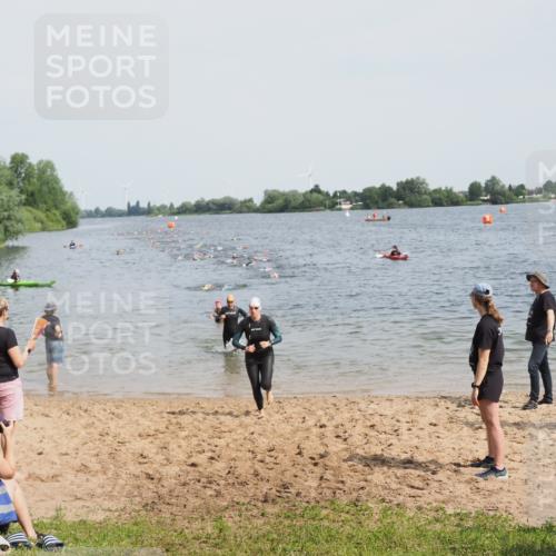21.06.2025 - 27. Vierlanden-Triathlon MichiJ http://msf.ph/oto/8011259 15.06.2026 10:13:57 Schwimmen 472, 475, 490, 540 meine-sportfotos.de