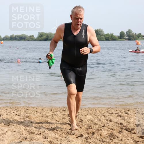 15.06.2025 - 27. Vierlanden-Triathlon Lena Gebhardt http://msf.ph/oto/8011260 15.06.2025 10:08:05 Schwimmen 295, 373, 395, 403, 407 meine-sportfotos.de