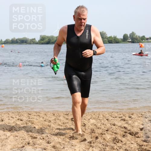 15.06.2025 - 27. Vierlanden-Triathlon Lena Gebhardt http://msf.ph/oto/8011270 15.06.2025 10:08:05 Schwimmen 295, 373, 395, 403, 407 meine-sportfotos.de