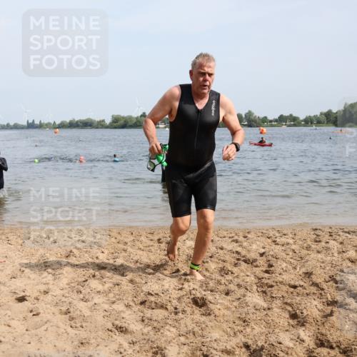 15.06.2025 - 27. Vierlanden-Triathlon Lena Gebhardt http://msf.ph/oto/8011276 15.06.2025 10:08:05 Schwimmen 295, 373, 395, 403, 407 meine-sportfotos.de