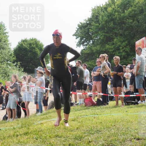 15.06.2025 - 27. Vierlanden-Triathlon KatJ http://msf.ph/oto/8011289 15.06.2025 10:13:02 Schwimmen 512 meine-sportfotos.de