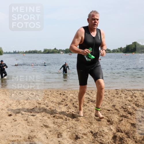 15.06.2025 - 27. Vierlanden-Triathlon Lena Gebhardt http://msf.ph/oto/8011296 15.06.2025 10:08:06 Schwimmen 295, 373, 399, 403 meine-sportfotos.de