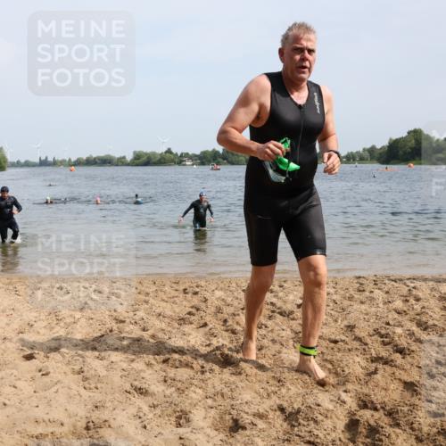 15.06.2025 - 27. Vierlanden-Triathlon Lena Gebhardt http://msf.ph/oto/8011306 15.06.2025 10:08:06 Schwimmen 295, 373, 399, 403 meine-sportfotos.de