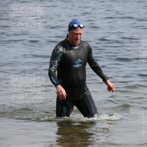 15.06.2025 - 27. Vierlanden-Triathlon Lena Gebhardt http://msf.ph/oto/8011315 15.06.2025 10:08:08 Schwimmen 295, 373, 399, 403 meine-sportfotos.de