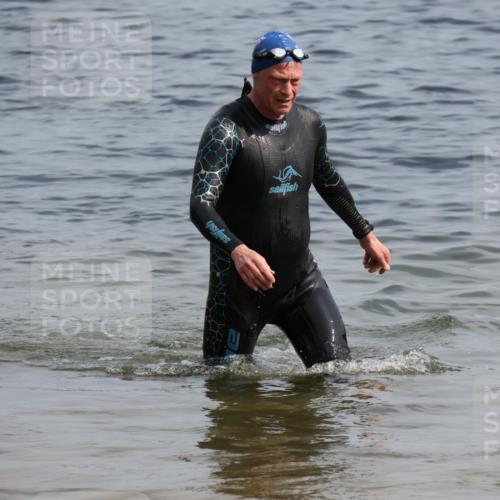 15.06.2025 - 27. Vierlanden-Triathlon Lena Gebhardt http://msf.ph/oto/8011324 15.06.2025 10:08:08 Schwimmen 295, 373, 399, 403 meine-sportfotos.de