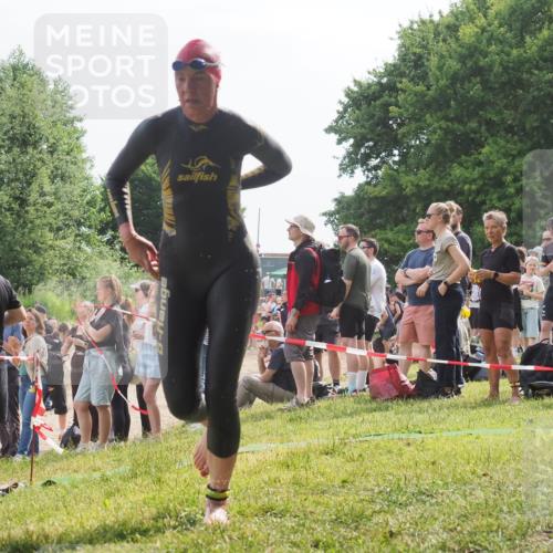 15.06.2025 - 27. Vierlanden-Triathlon KatJ http://msf.ph/oto/8011333 15.06.2025 10:13:03 Schwimmen 512 meine-sportfotos.de