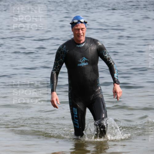 15.06.2025 - 27. Vierlanden-Triathlon Lena Gebhardt http://msf.ph/oto/8011345 15.06.2025 10:08:09 Schwimmen 295, 373, 399, 403 meine-sportfotos.de