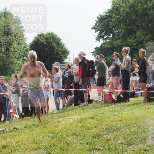 15.06.2025 - 27. Vierlanden-Triathlon KatJ http://msf.ph/oto/8011365 15.06.2025 10:13:32 Schwimmen 623 meine-sportfotos.de