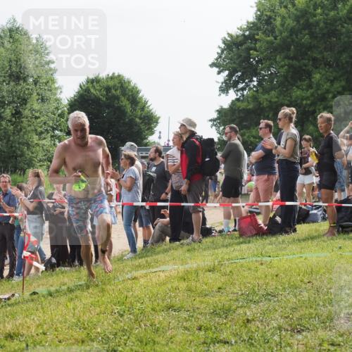 15.06.2025 - 27. Vierlanden-Triathlon KatJ http://msf.ph/oto/8011385 15.06.2025 10:13:33 Schwimmen 623 meine-sportfotos.de