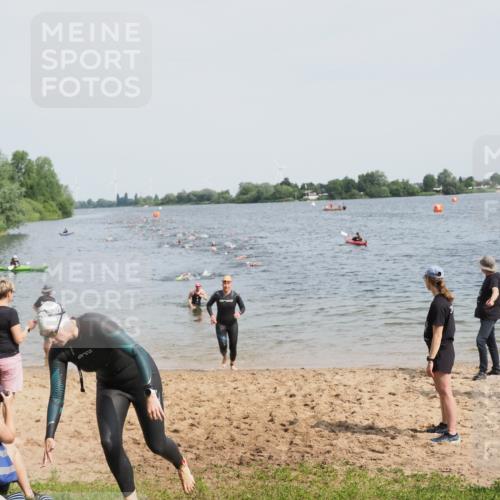 21.06.2025 - 27. Vierlanden-Triathlon MichiJ http://msf.ph/oto/8011393 15.06.2026 10:14:01 Schwimmen 472, 475 meine-sportfotos.de