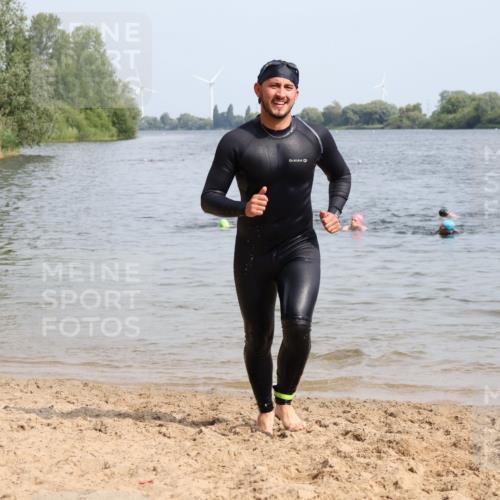 15.06.2025 - 27. Vierlanden-Triathlon Lena Gebhardt http://msf.ph/oto/8011395 15.06.2025 10:08:11 Schwimmen 295, 373, 399, 403 meine-sportfotos.de