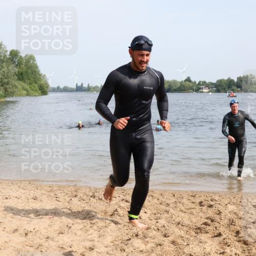 15.06.2025 - 27. Vierlanden-Triathlon Lena Gebhardt http://msf.ph/oto/8011433 15.06.2025 10:08:12 Schwimmen 295, 373, 399, 403 meine-sportfotos.de
