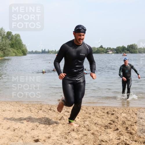 15.06.2025 - 27. Vierlanden-Triathlon Lena Gebhardt http://msf.ph/oto/8011447 15.06.2025 10:08:12 Schwimmen 295, 373, 399, 403 meine-sportfotos.de
