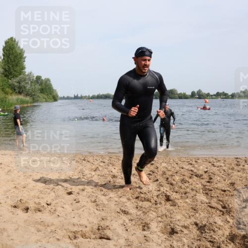 15.06.2025 - 27. Vierlanden-Triathlon Lena Gebhardt http://msf.ph/oto/8011454 15.06.2025 10:08:12 Schwimmen 295, 373, 399, 403 meine-sportfotos.de