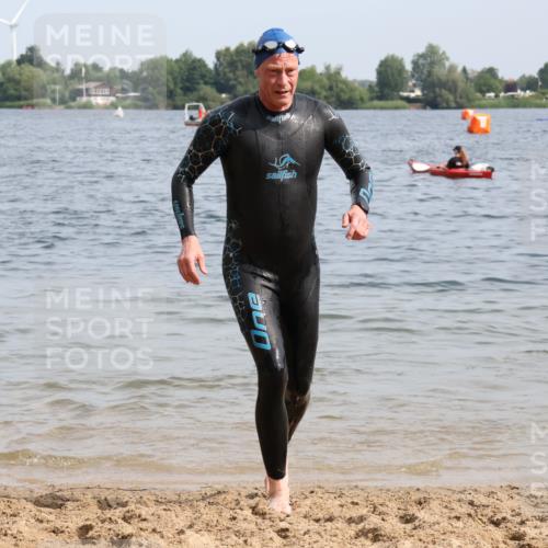 15.06.2025 - 27. Vierlanden-Triathlon Lena Gebhardt http://msf.ph/oto/8011473 15.06.2025 10:08:14 Schwimmen 295, 373, 399, 403 meine-sportfotos.de