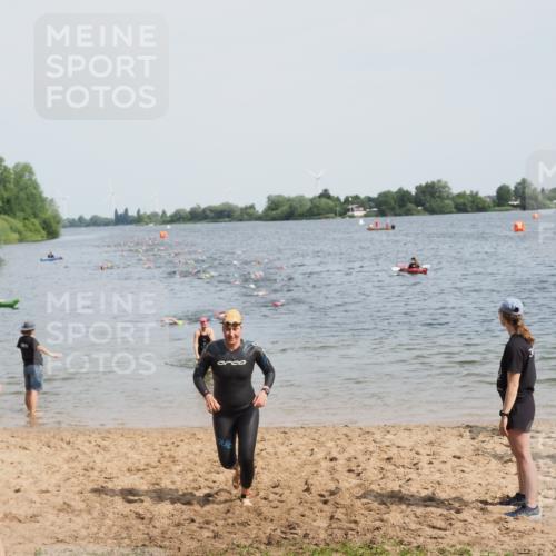 21.06.2025 - 27. Vierlanden-Triathlon MichiJ http://msf.ph/oto/8011480 15.06.2026 10:14:03 Schwimmen 472, 475, 632 meine-sportfotos.de