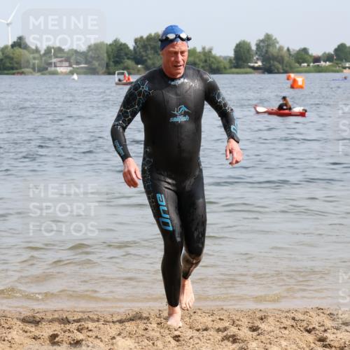15.06.2025 - 27. Vierlanden-Triathlon Lena Gebhardt http://msf.ph/oto/8011487 15.06.2025 10:08:14 Schwimmen 295, 373, 399, 403 meine-sportfotos.de