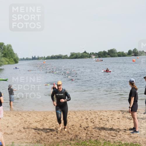 21.06.2025 - 27. Vierlanden-Triathlon MichiJ http://msf.ph/oto/8011491 15.06.2026 10:14:04 Schwimmen 472, 475, 632 meine-sportfotos.de