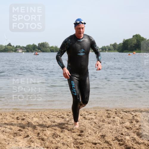 15.06.2025 - 27. Vierlanden-Triathlon Lena Gebhardt http://msf.ph/oto/8011524 15.06.2025 10:08:16 Schwimmen 295, 373, 399 meine-sportfotos.de