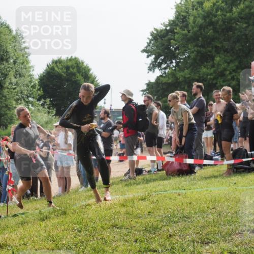 15.06.2025 - 27. Vierlanden-Triathlon KatJ http://msf.ph/oto/8011531 15.06.2025 10:13:42 Schwimmen 545, 585, 622, 623 meine-sportfotos.de