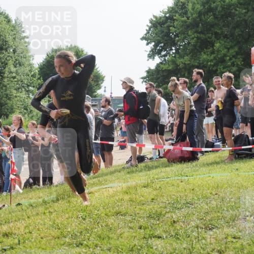 15.06.2025 - 27. Vierlanden-Triathlon KatJ http://msf.ph/oto/8011540 15.06.2025 10:13:42 Schwimmen 545, 585, 622, 623 meine-sportfotos.de