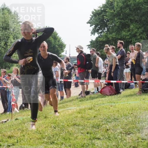 15.06.2025 - 27. Vierlanden-Triathlon KatJ http://msf.ph/oto/8011551 15.06.2025 10:13:42 Schwimmen 545, 585, 622, 623 meine-sportfotos.de