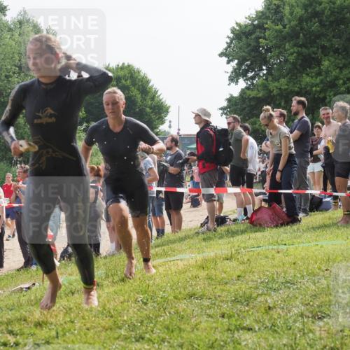 15.06.2025 - 27. Vierlanden-Triathlon KatJ http://msf.ph/oto/8011558 15.06.2025 10:13:42 Schwimmen 545, 585, 622, 623 meine-sportfotos.de