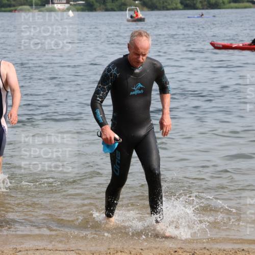 15.06.2025 - 27. Vierlanden-Triathlon Lena Gebhardt http://msf.ph/oto/8011560 15.06.2025 10:08:29 Schwimmen 387, 454, 469 meine-sportfotos.de