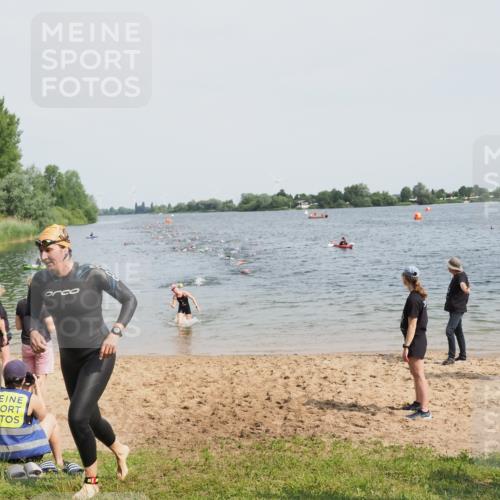 21.06.2025 - 27. Vierlanden-Triathlon MichiJ http://msf.ph/oto/8011565 15.06.2026 10:14:05 Schwimmen 472, 475, 632 meine-sportfotos.de