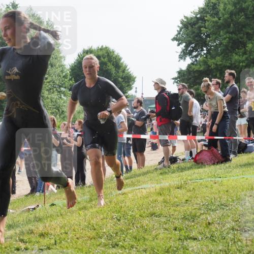 15.06.2025 - 27. Vierlanden-Triathlon KatJ http://msf.ph/oto/8011568 15.06.2025 10:13:43 Schwimmen 545, 585, 622 meine-sportfotos.de