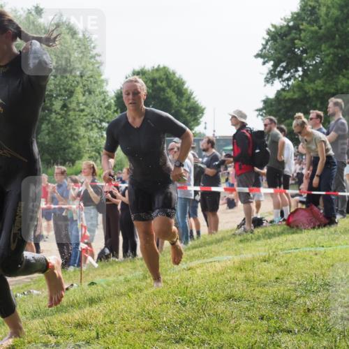 15.06.2025 - 27. Vierlanden-Triathlon KatJ http://msf.ph/oto/8011577 15.06.2025 10:13:43 Schwimmen 545, 585, 622 meine-sportfotos.de