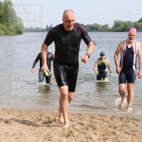 15.06.2025 - 27. Vierlanden-Triathlon Lena Gebhardt http://msf.ph/oto/8011621 15.06.2025 10:08:32 Schwimmen 380, 387, 437, 454, 469 meine-sportfotos.de