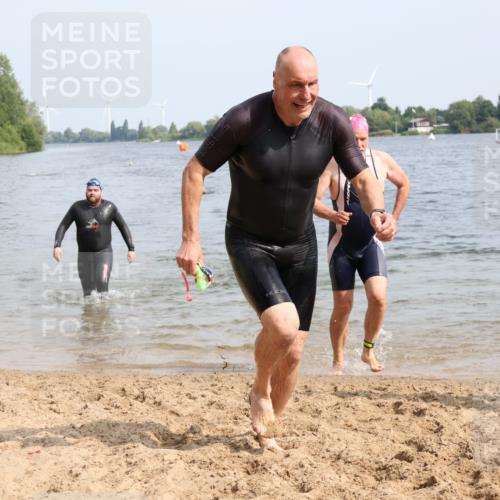 15.06.2025 - 27. Vierlanden-Triathlon Lena Gebhardt http://msf.ph/oto/8011635 15.06.2025 10:08:32 Schwimmen 380, 387, 437, 454, 469 meine-sportfotos.de