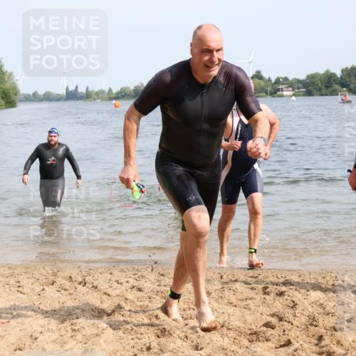 15.06.2025 - 27. Vierlanden-Triathlon Lena Gebhardt http://msf.ph/oto/8011647 15.06.2025 10:08:32 Schwimmen 380, 387, 437, 454, 469 meine-sportfotos.de