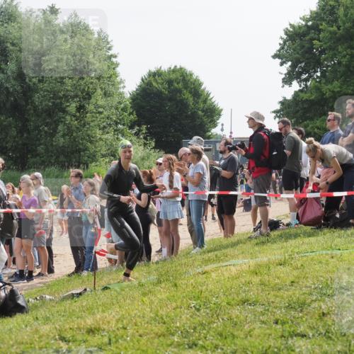 15.06.2025 - 27. Vierlanden-Triathlon KatJ http://msf.ph/oto/8011655 15.06.2025 10:13:45 Schwimmen 513, 545, 585, 622 meine-sportfotos.de